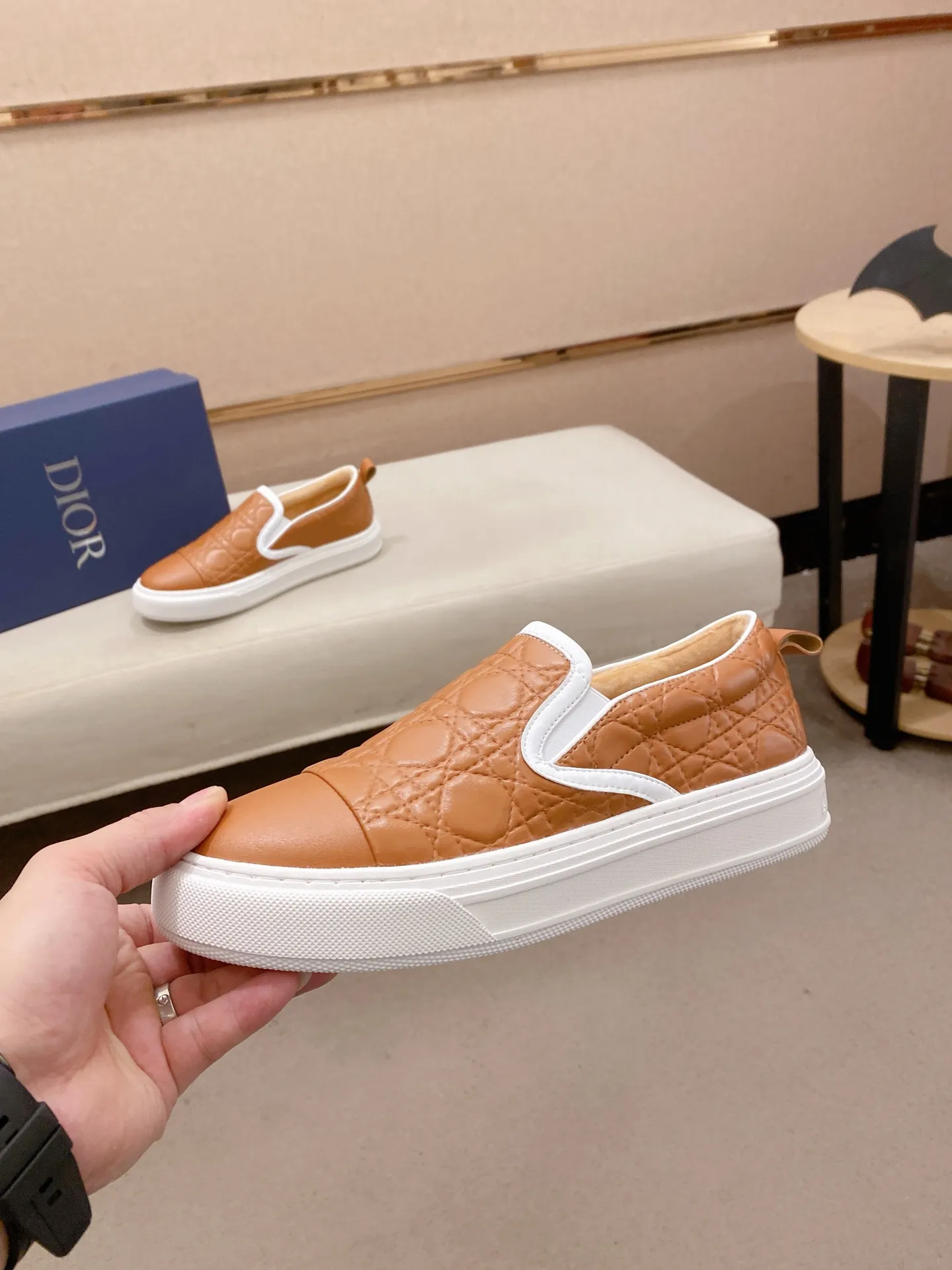 Factory price: 380💰 (leather lining * velvet lining optional) [Dior·Dio*] new casual sports style men's shoes, brand new design, perfect workmanship, slip-on lazy style to create cabinet quality, upper: imported first-layer cowhide, sheepskin lining is soft and comfortable, ultra-light rubber wear-resistant outsole, simple, versatile men's shoes, size: 39-44. Can be customized.45.46.47